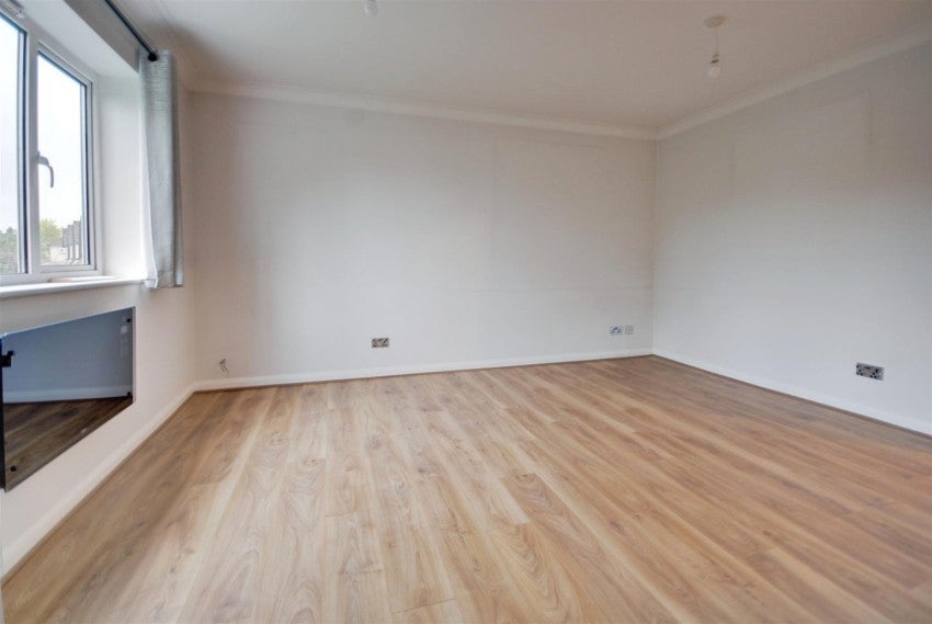 Flat Crown Rise in Watford