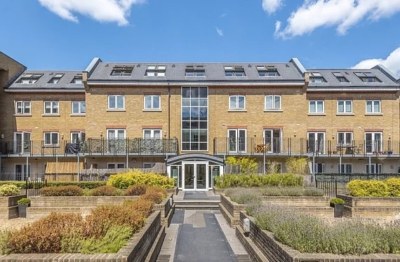 Flat Garratt Lane in Greater London