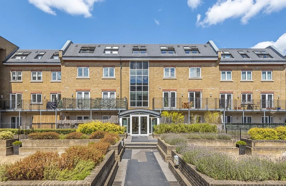 Flat Garratt Lane in Greater London