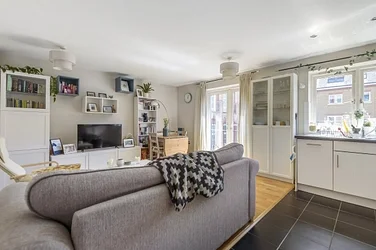 Flat Garratt Lane in Greater London