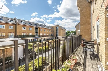 Flat Garratt Lane in Greater London
