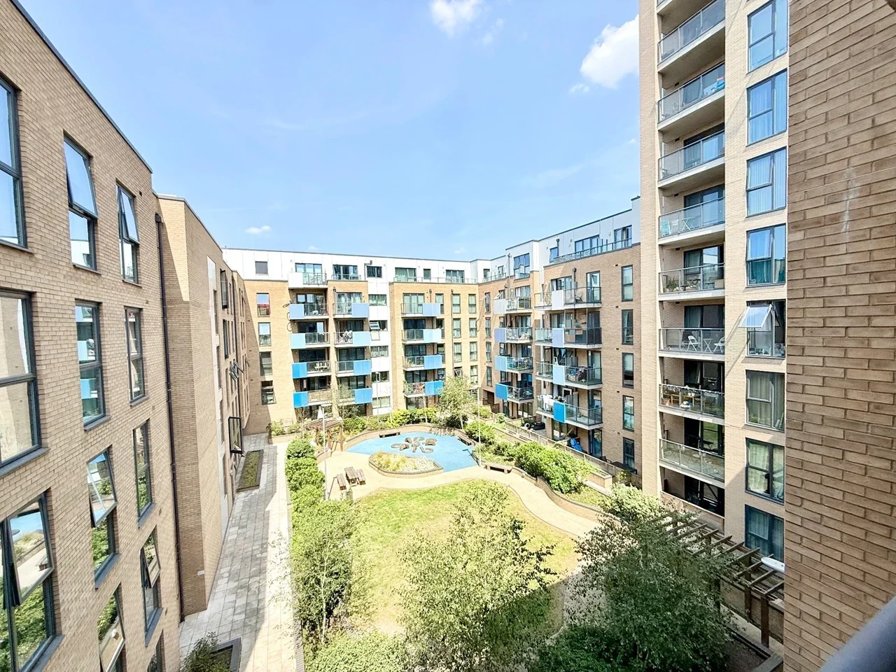 Flat Larkwood Avenue in Greater London