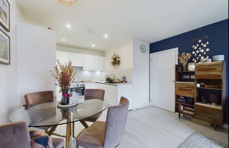 Flat Hargrave Drive in Greater London