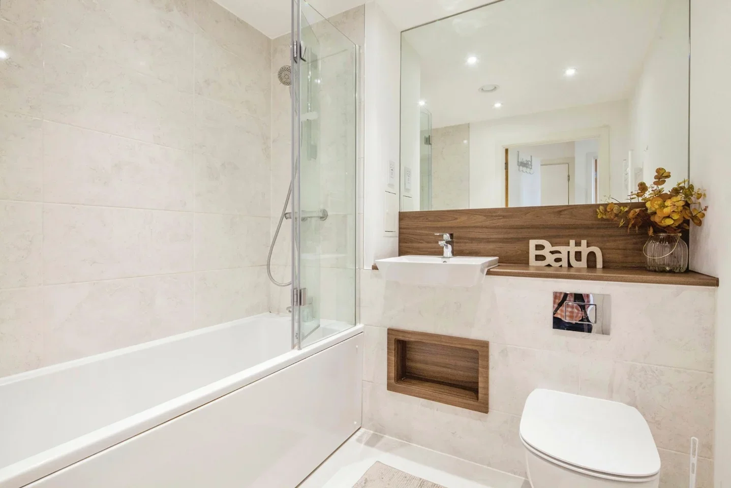 Flat Adenmore Road in Greater London
