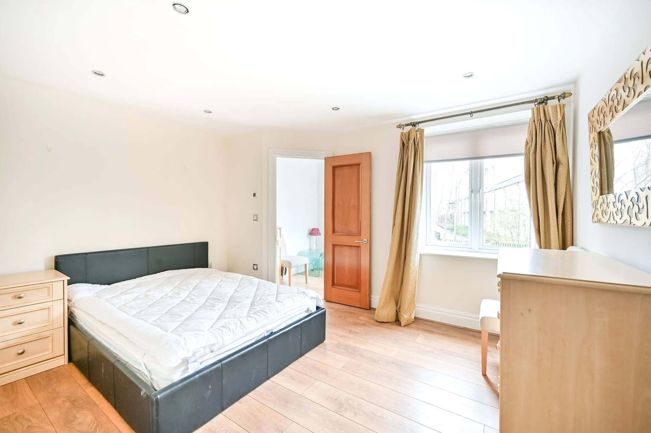 Flat Strand Drive in Greater London
