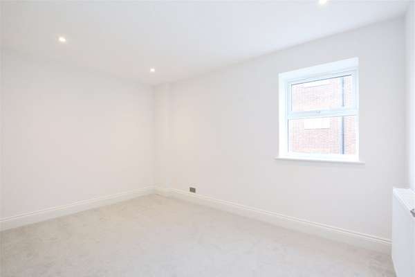 Flat Cleve Road in Greater London