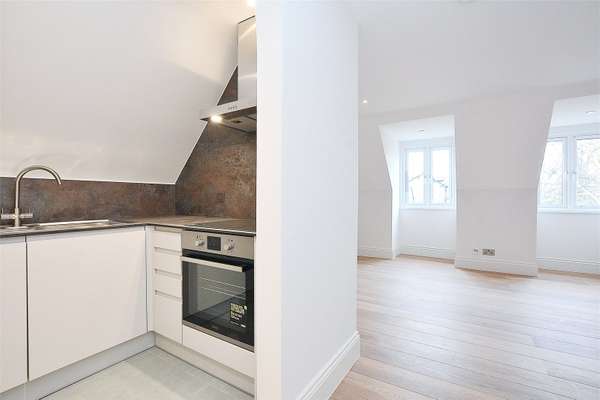 Flat Cleve Road in Greater London