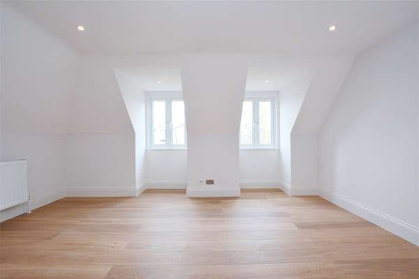 Flat Cleve Road in Greater London