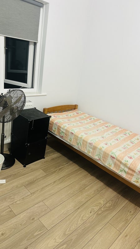 Room Hampton Road in Greater London
