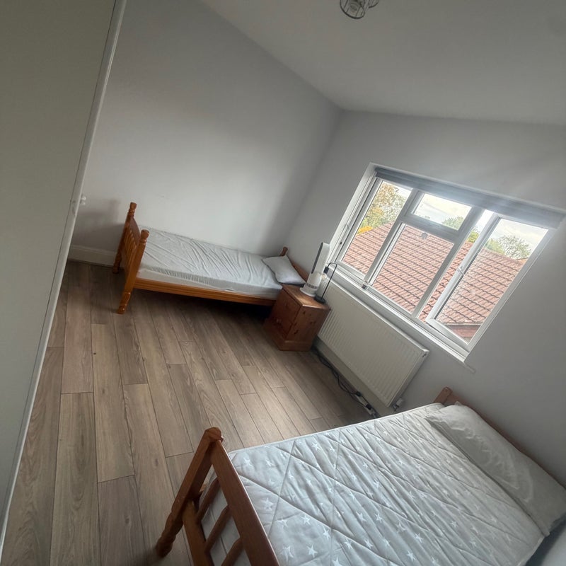 Room Hampton Road in Greater London