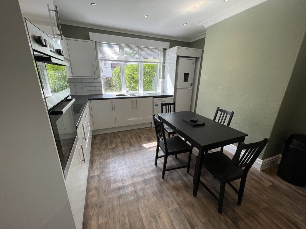 Flat Estcourt Terrace in Leeds
