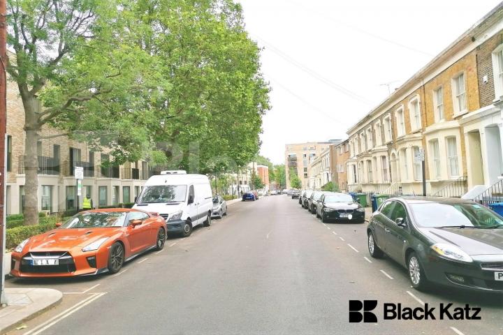 Flat Borough High Street in Greater London
