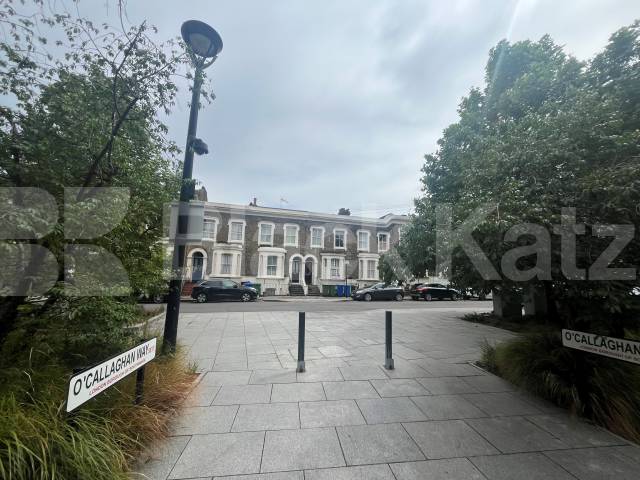 Flat Borough High Street in Greater London