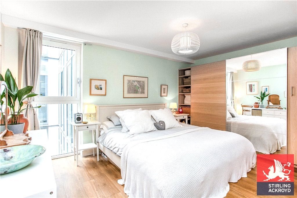 Flat Roseberry Place in Greater London
