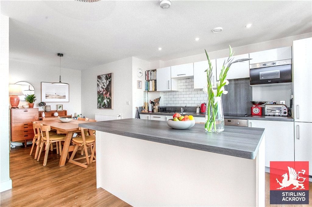 Flat Roseberry Place in Greater London