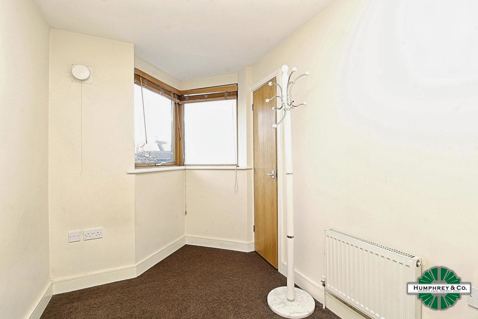 Flat Hainault Street in Greater London