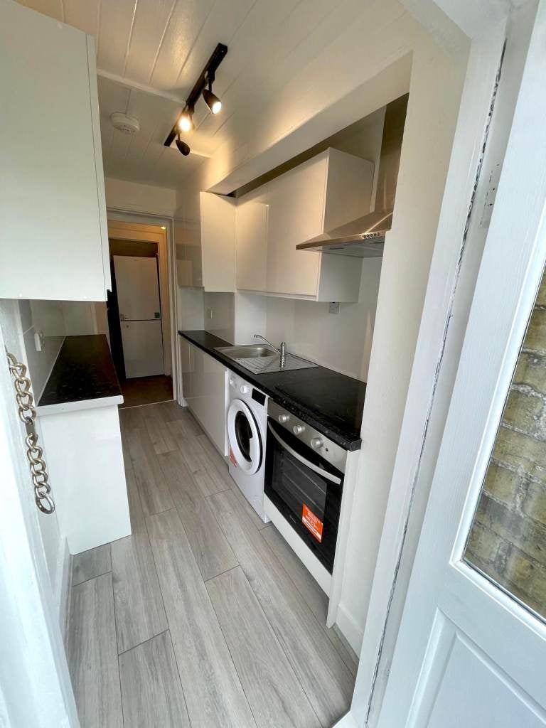 Flat Woodside Road in Greater London