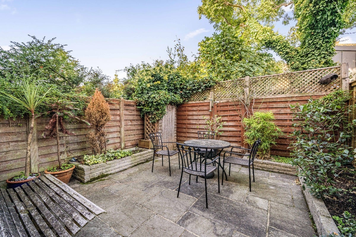 House Rosslyn Avenue in Greater London