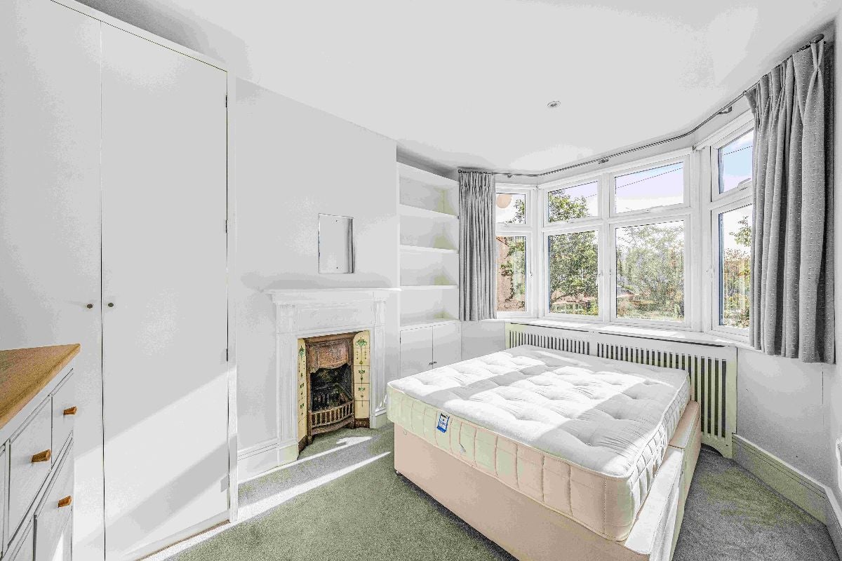 House Rosslyn Avenue in Greater London