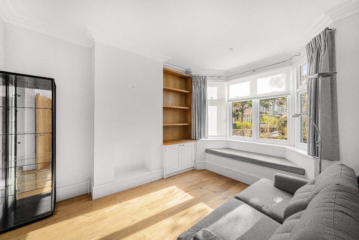 House Rosslyn Avenue in Greater London