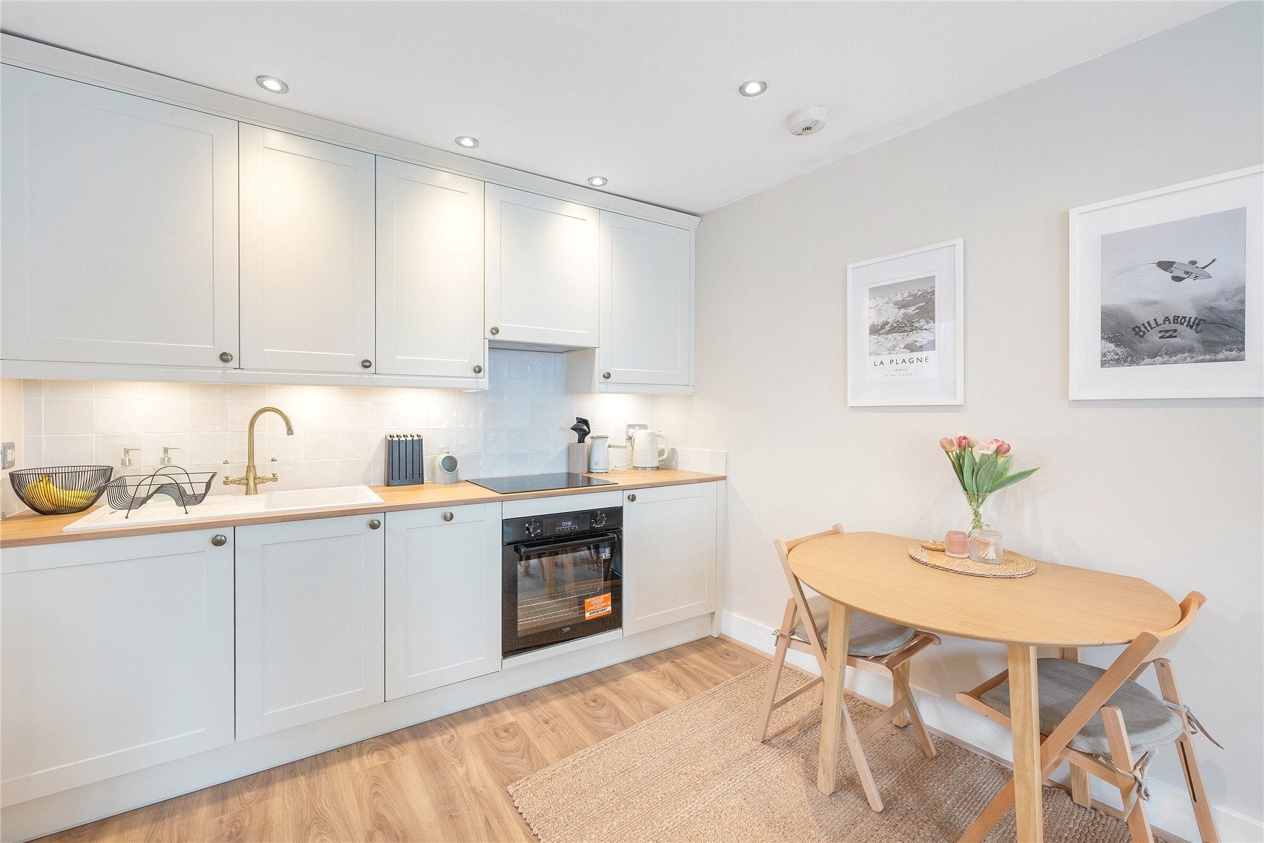 Flat Dalyell Road in Greater London