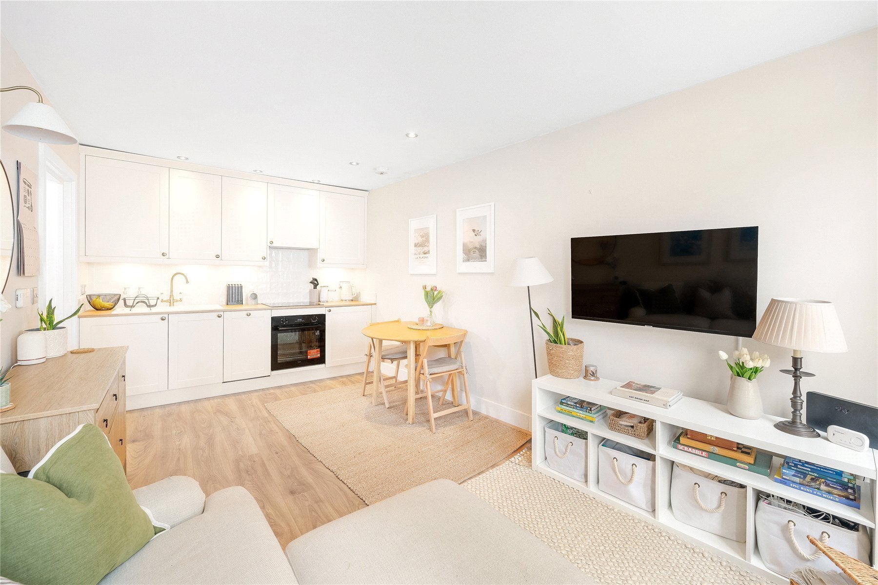 Flat Dalyell Road in Greater London