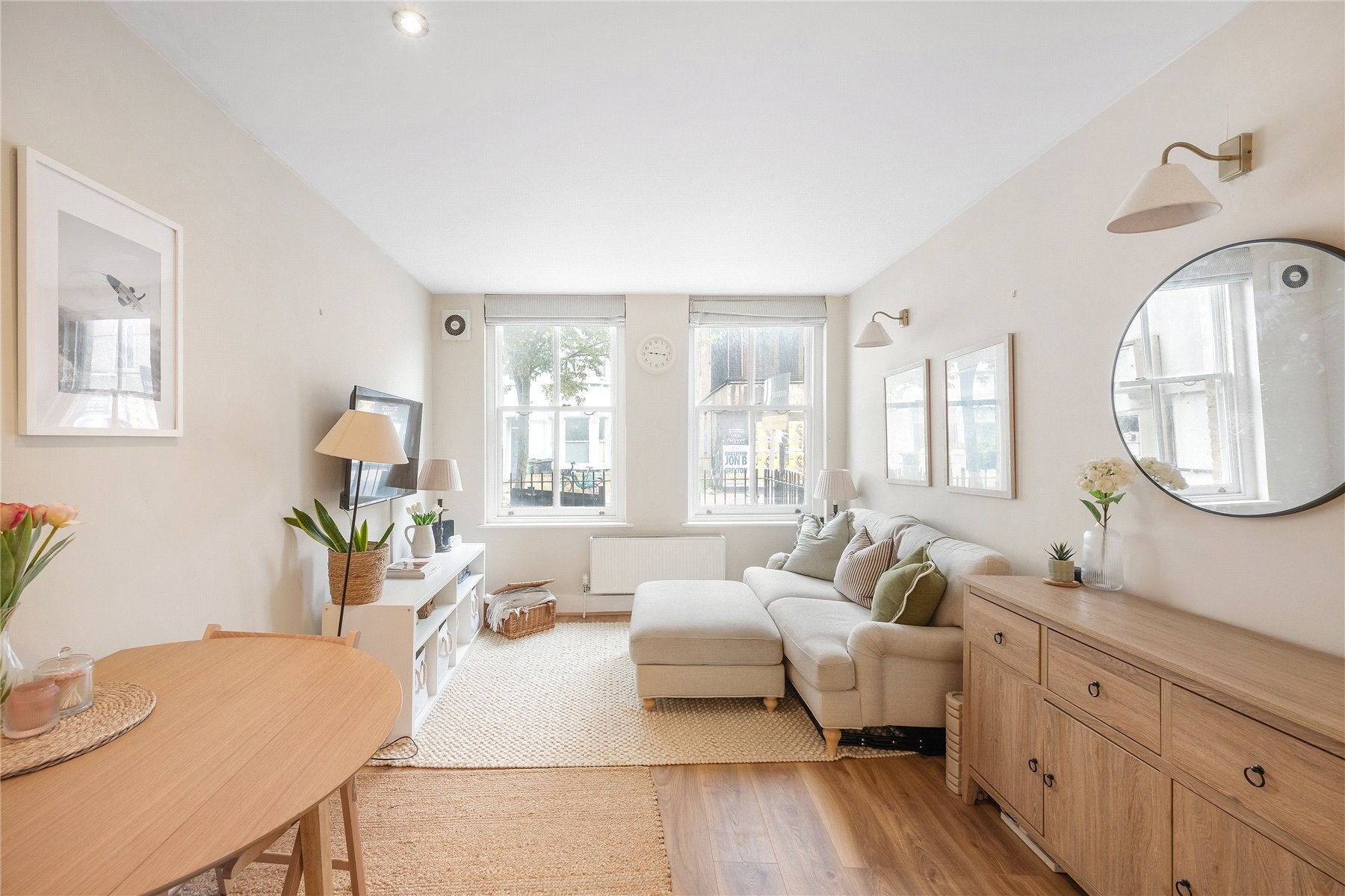Flat Dalyell Road in Greater London