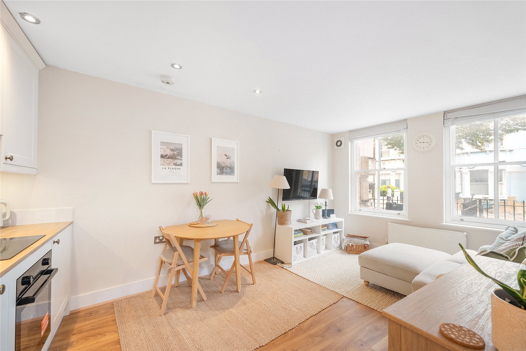 Flat Dalyell Road in Greater London