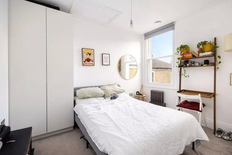 Room Strahan Road in Greater London