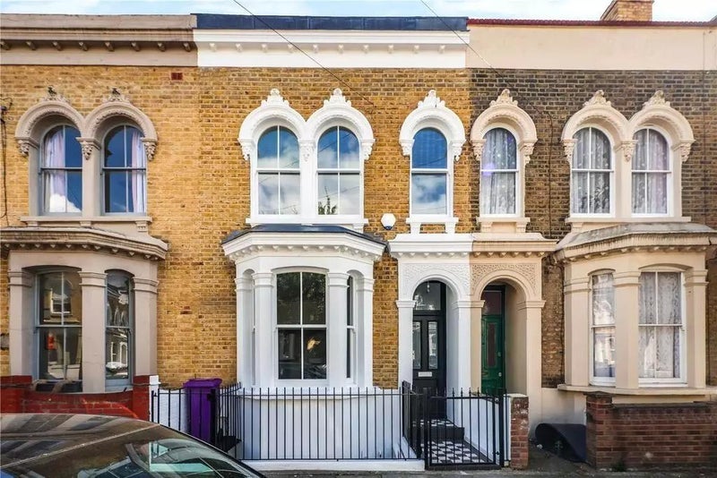 Room Strahan Road in Greater London