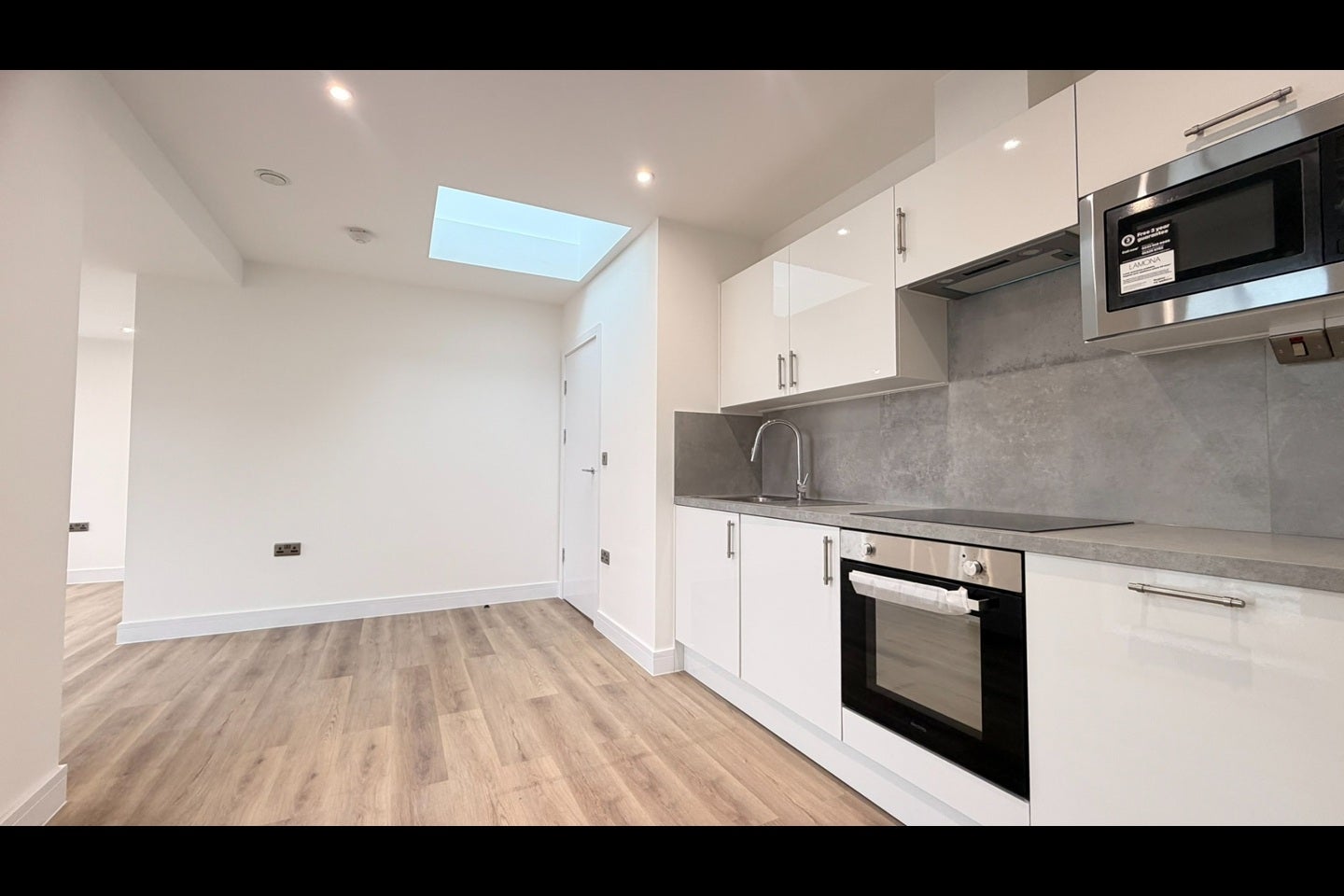 Flat Hinton Road in Greater London