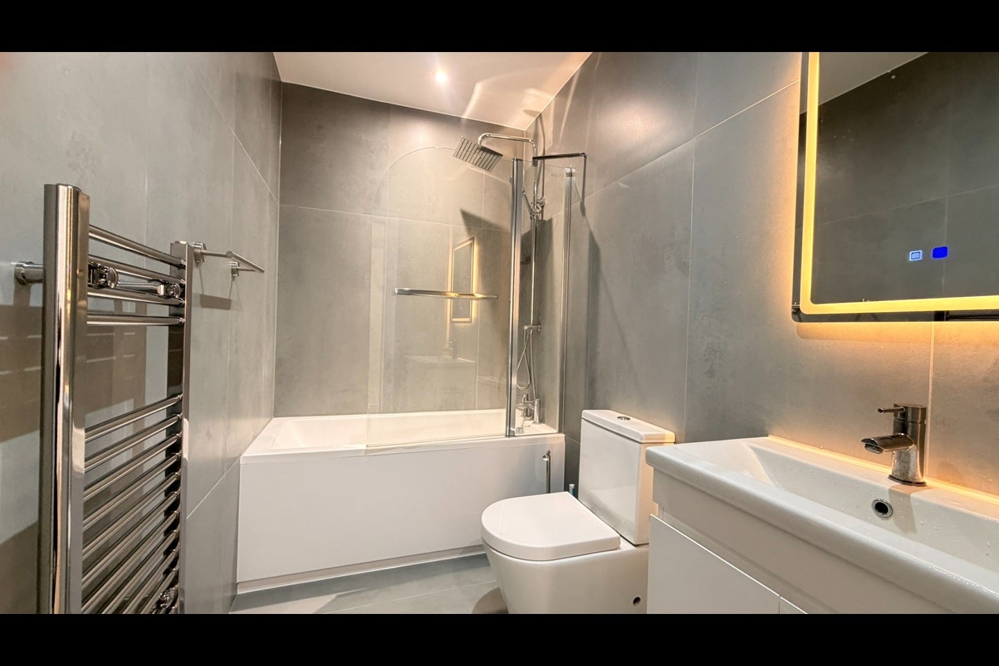Flat Hinton Road in Greater London