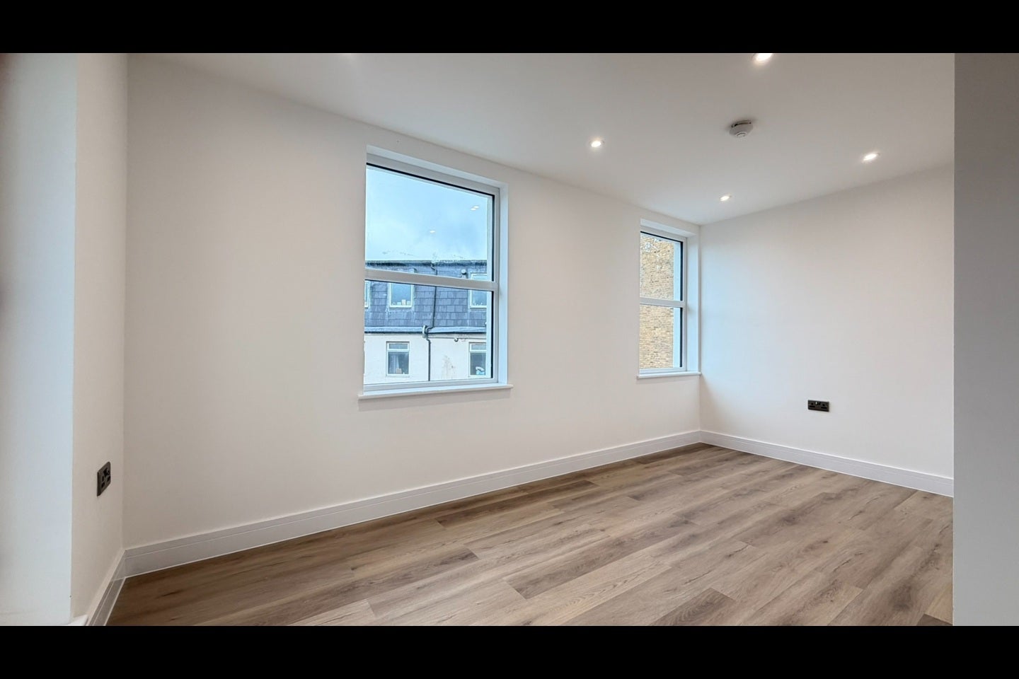 Flat Hinton Road in Greater London
