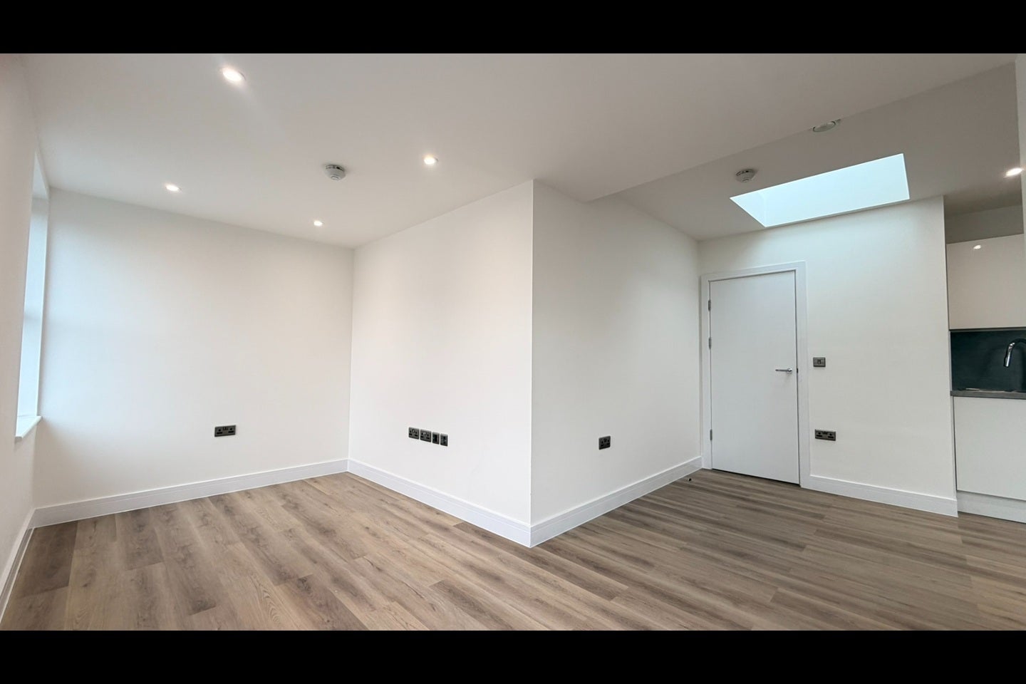 Flat Hinton Road in Greater London
