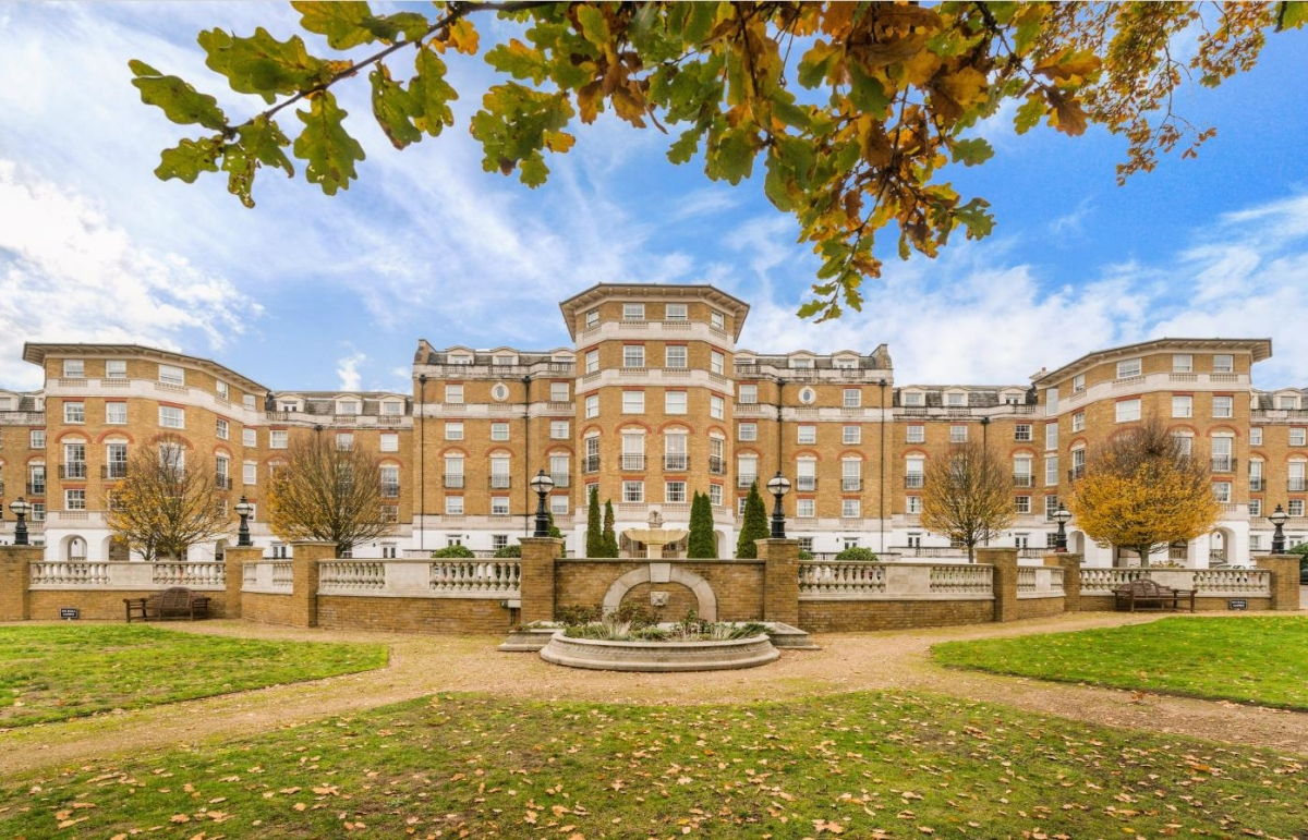 Flat Chapman Square in Greater London