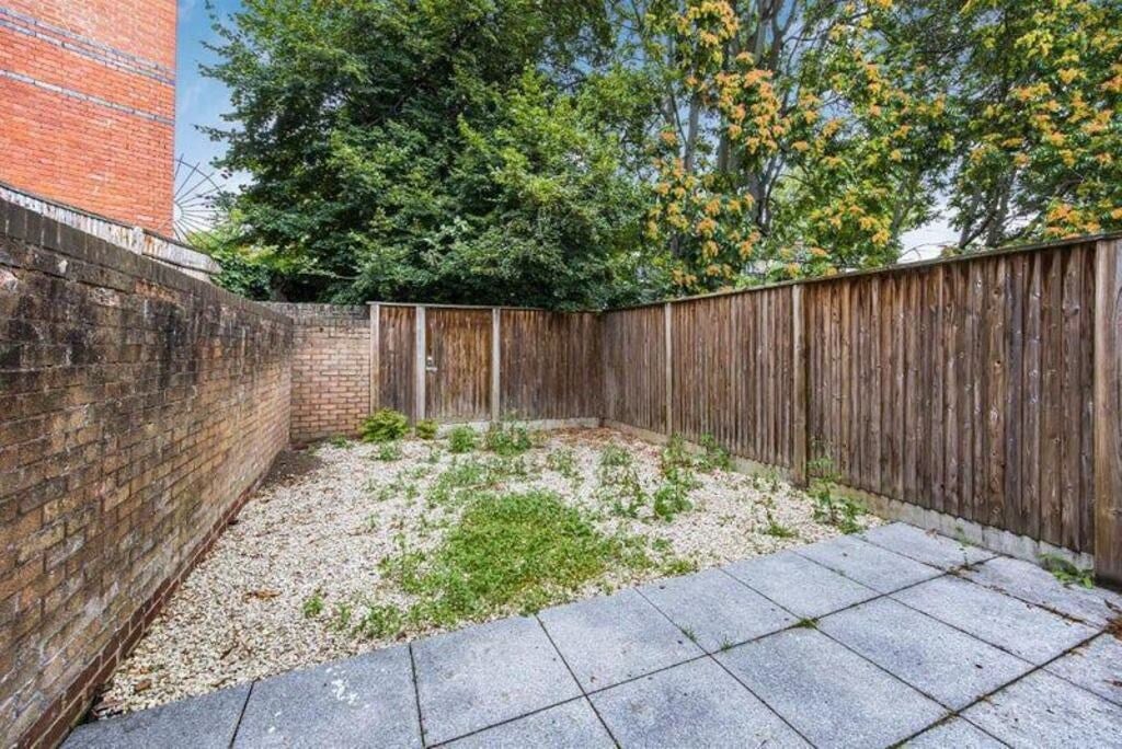 Room Rectory Square in Greater London