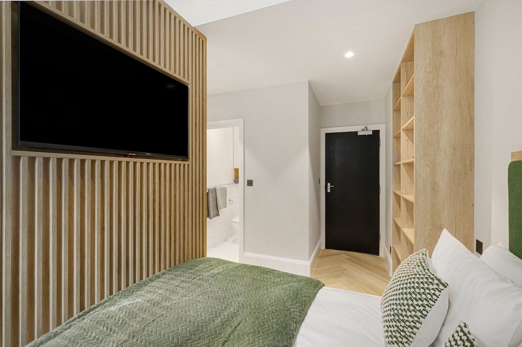 Flat Draycott Avenue in Greater London