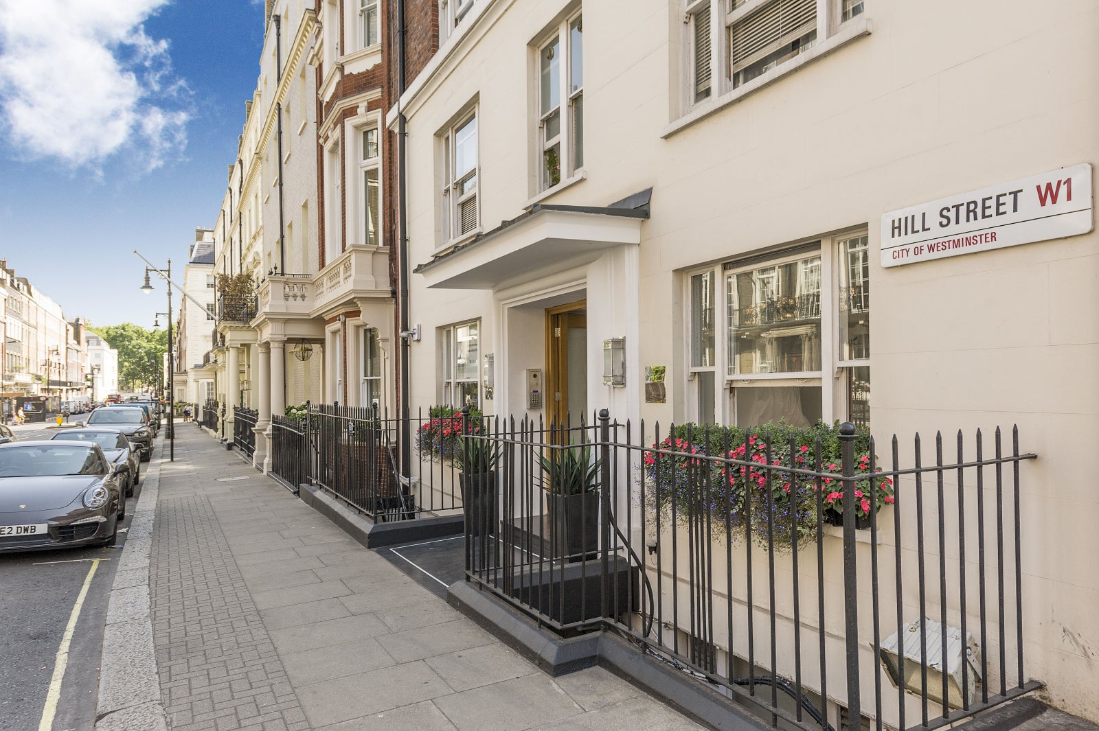 Flat Hill Street in City of Westminster