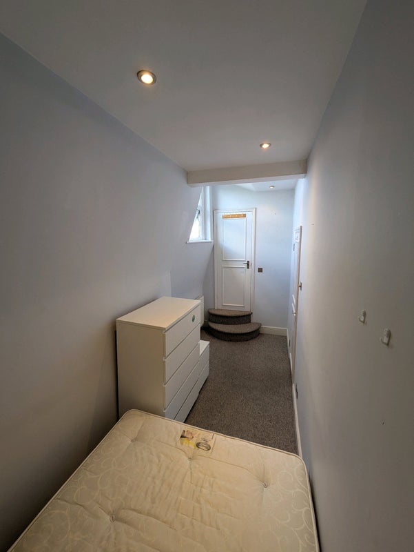 Room Queens Avenue in Greater London