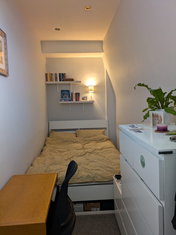 Room Queens Avenue in Greater London