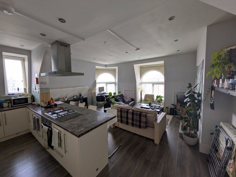 Room Queens Avenue in Greater London