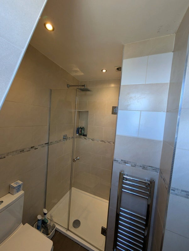 Room Queens Avenue in Greater London