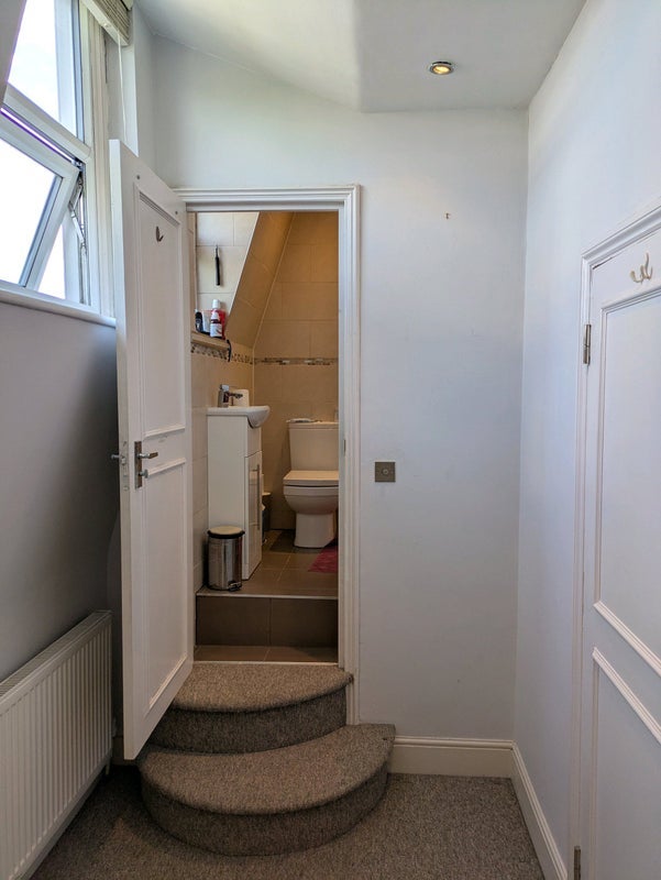 Room Queens Avenue in Greater London