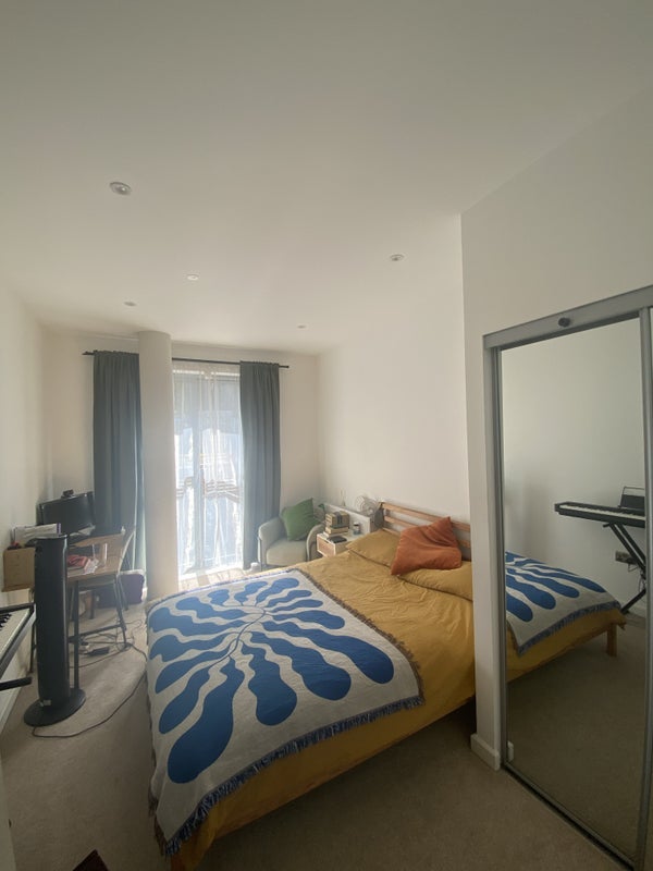Room Warner Road in Greater London