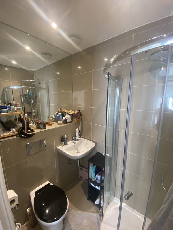 Room Warner Road in Greater London