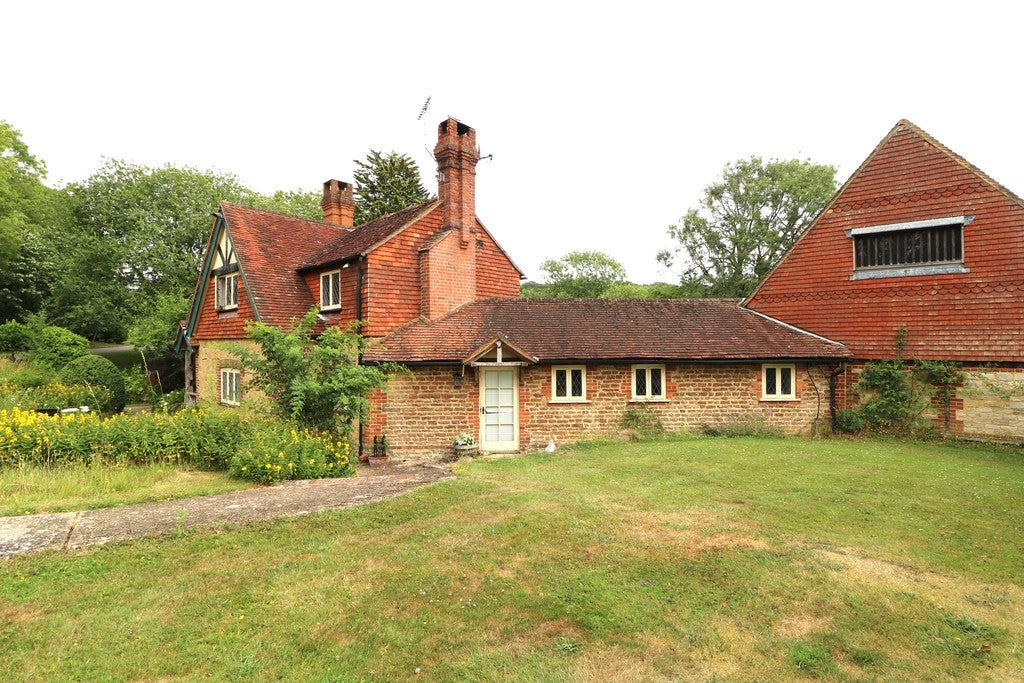 Flat Horsham Road in Mole Valley