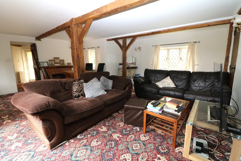 Flat Horsham Road in Mole Valley