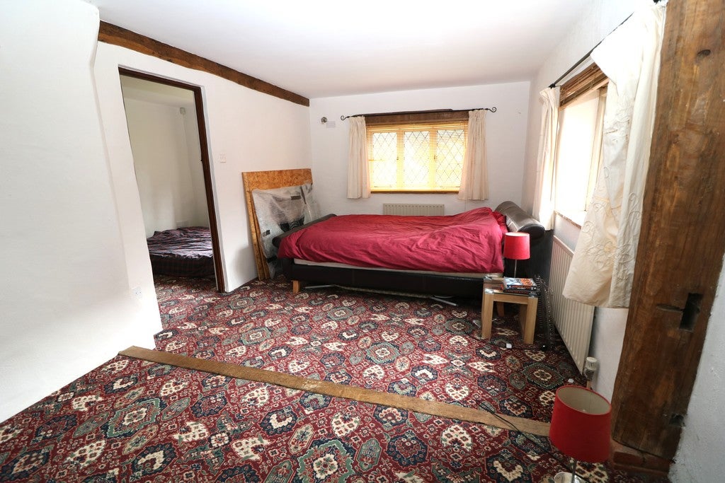 Flat Horsham Road in Mole Valley