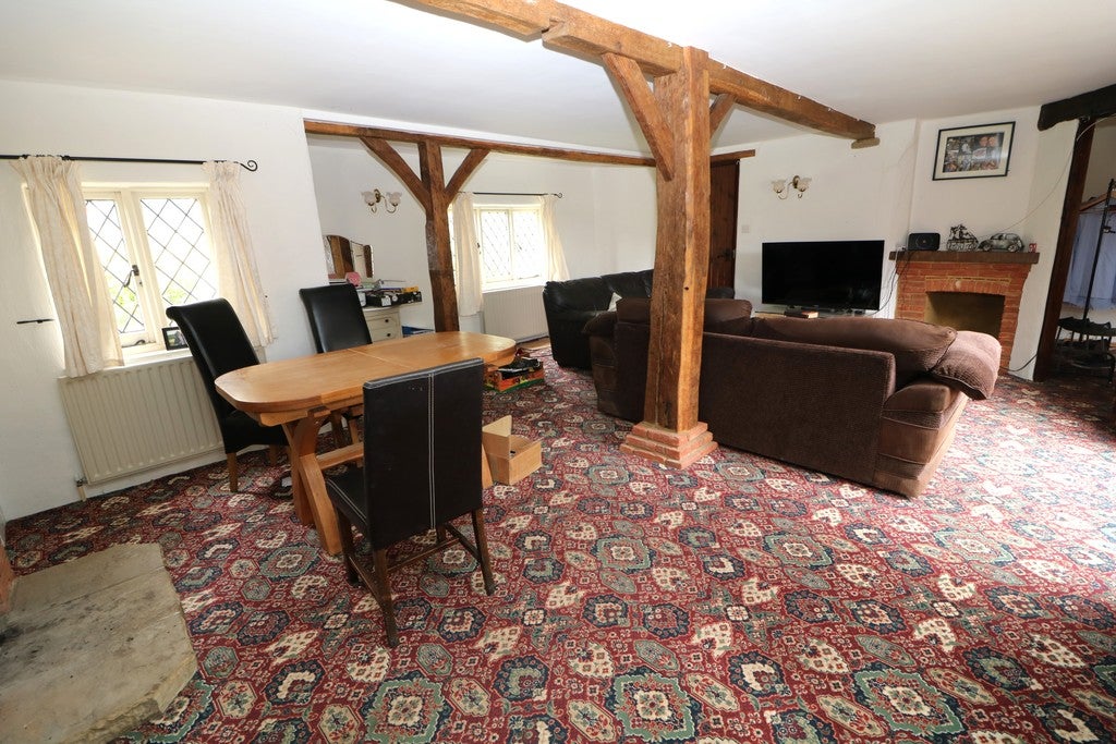 Flat Horsham Road in Mole Valley