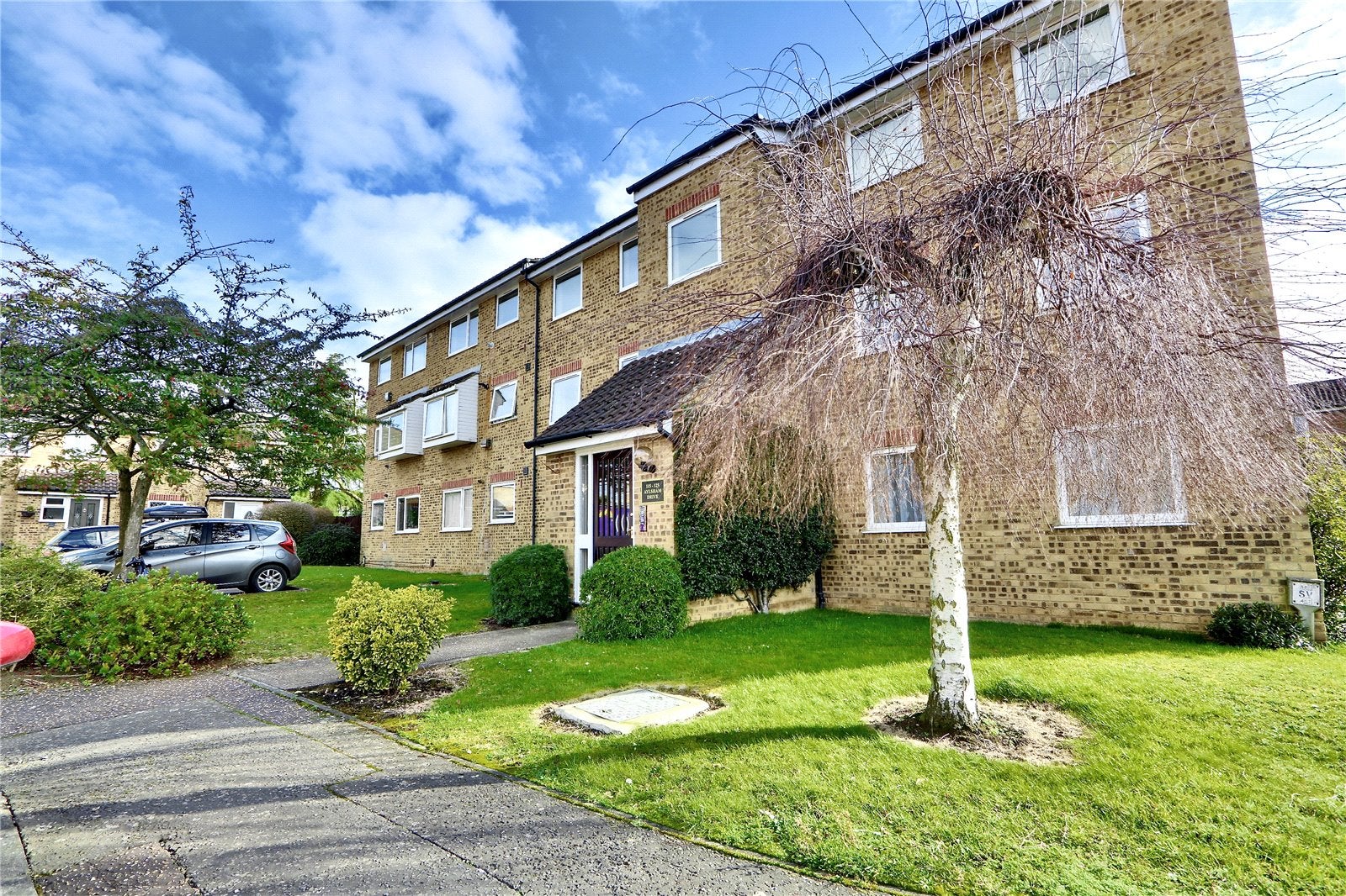 Flat Aylsham Drive in Greater London